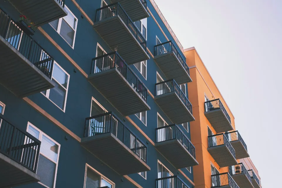 Edificio residencial de ladrillo con balcones