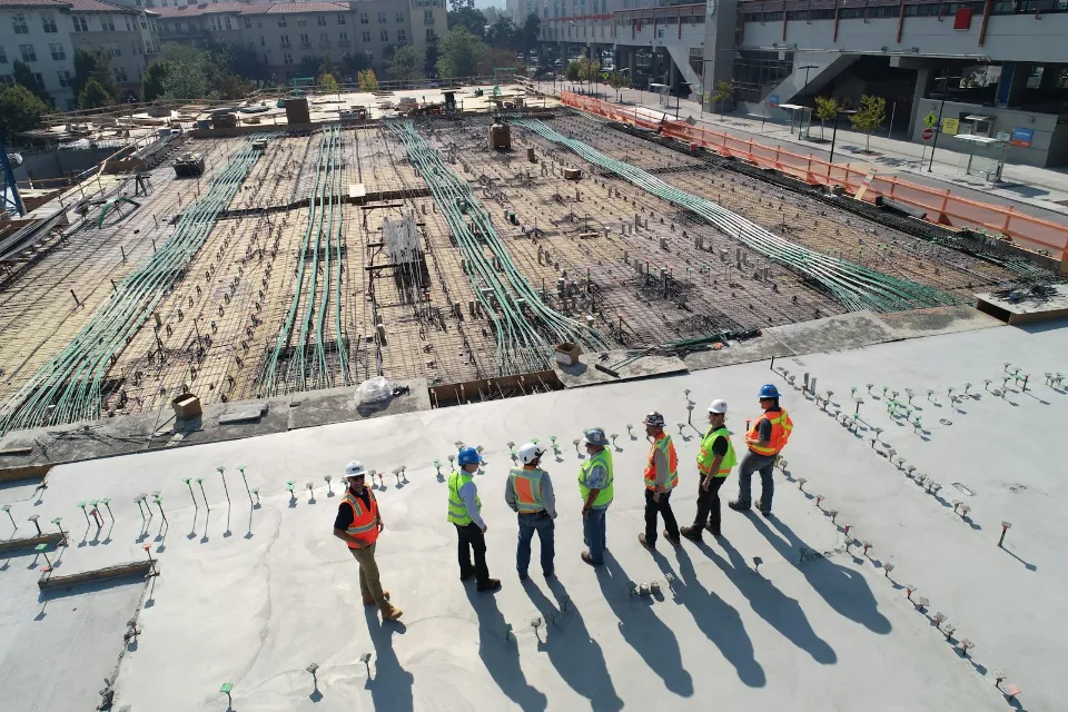 Equipo de obra revisando un terreno en construcción
